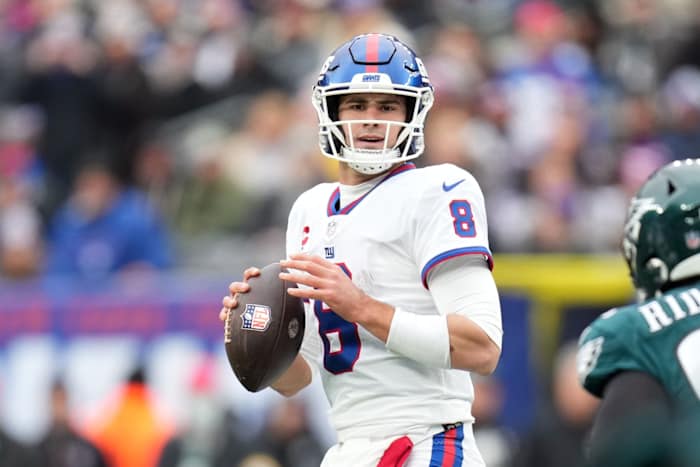New York Giants quarterback Daniel Jones (8) looks to throw in the first half. The Giants defeat the Eagles, 13-7, at MetLife Stadium on Sunday, Nov. 28, 2021, in East Rutherford.